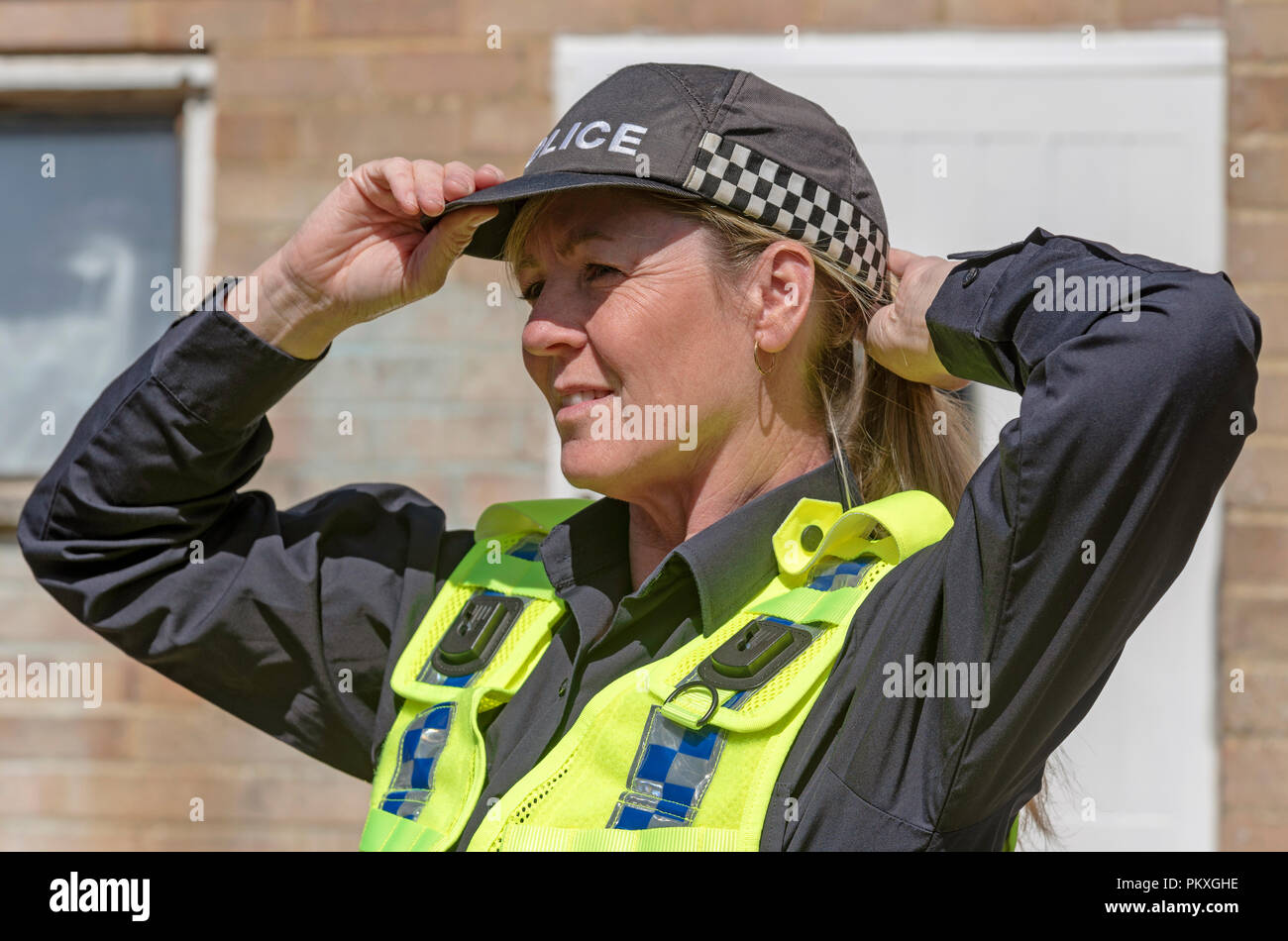 Ritratto di una donna poliziotto che indossa una uniforme cap. Foto Stock
