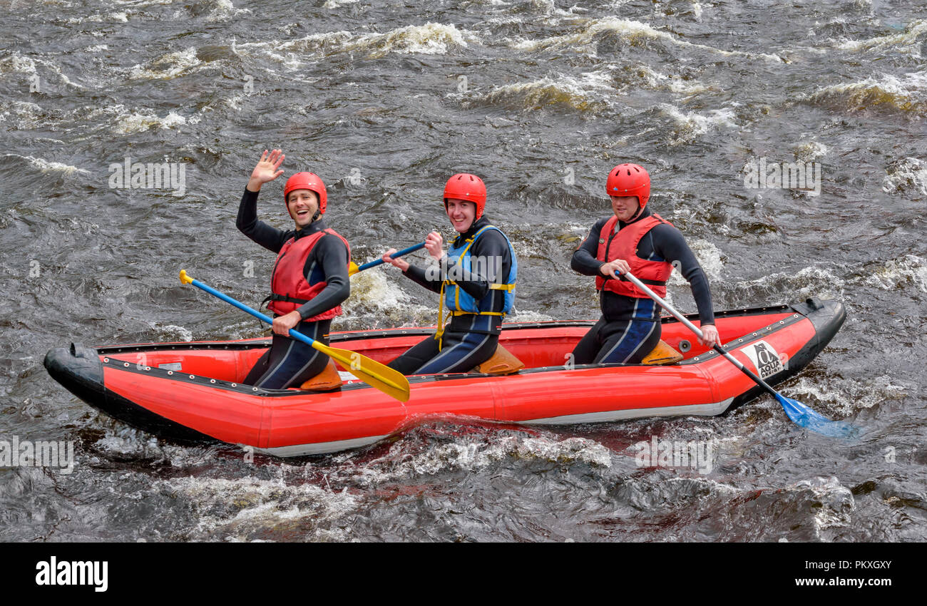 Fiume Spey Scozia tre gente allegra rafting con zattera gonfiabile o in canoa Foto Stock