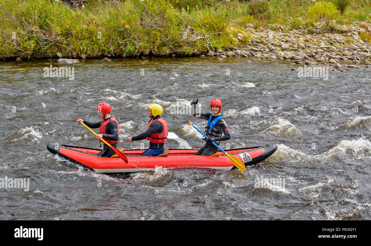 Fiume Spey Scozia tre persone rafting in una zattera gonfiabile o in canoa Foto Stock