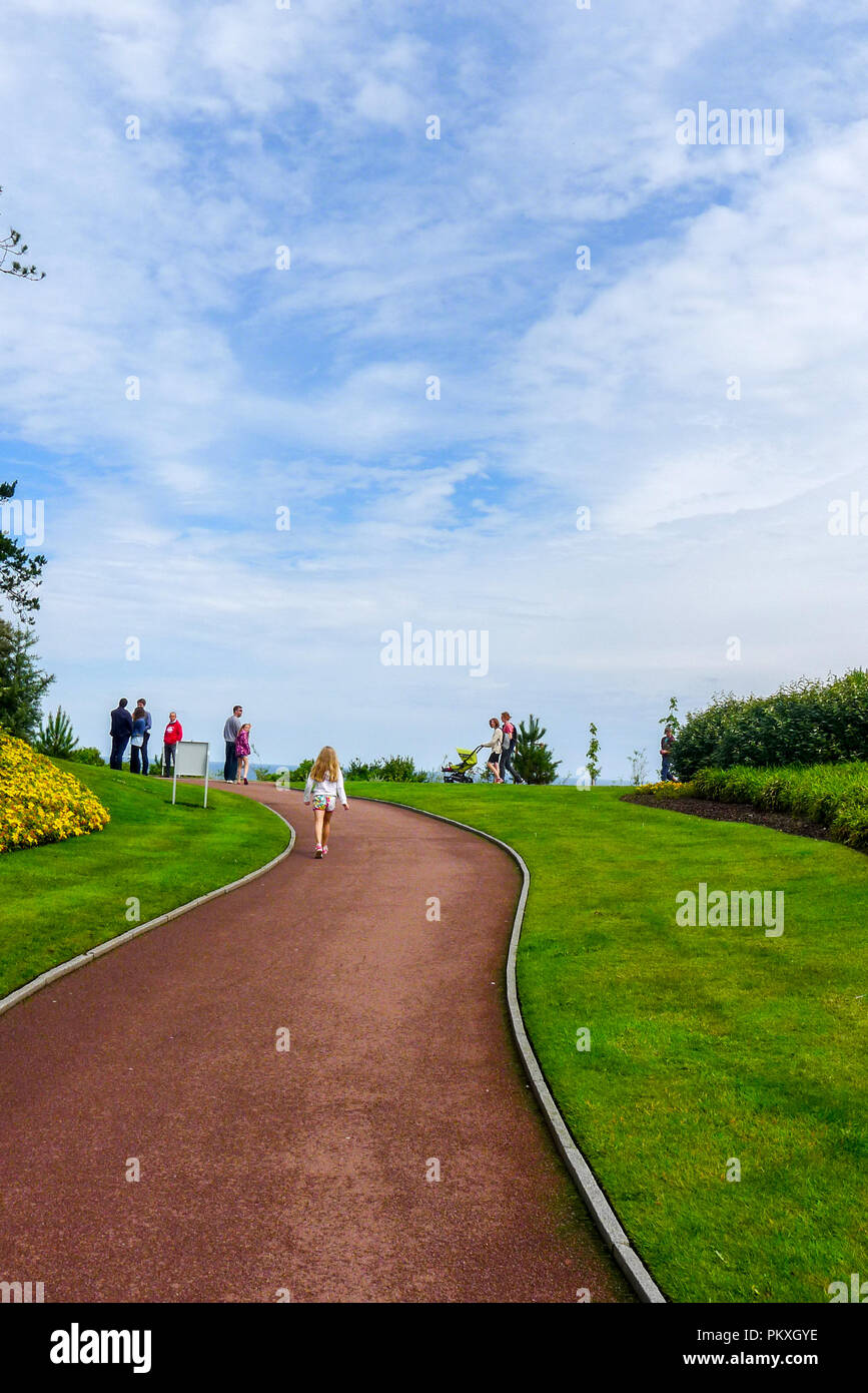 Lungo il percorso di avvolgimento, Cimitero Americano, la spiaggia di Omaha, in Normandia, Francia percorso di vita viaggio concetto, muovendosi lungo Foto Stock