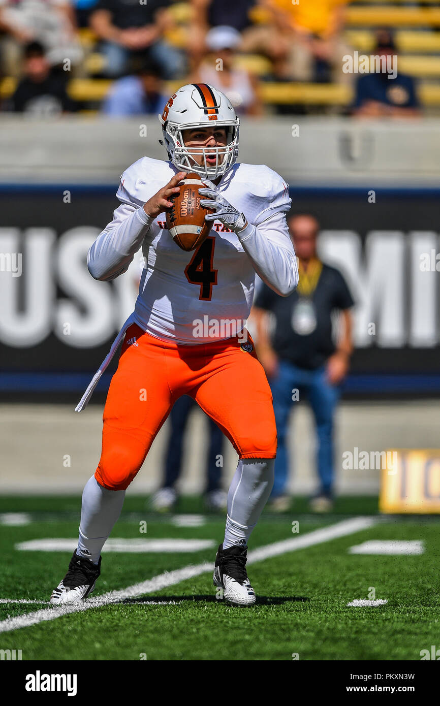 Berkeley, California, Stati Uniti d'America. Xv Sep, 2018. Stato di Idaho Bengals quarterback Tanner Gueller (4) scende durante il NCAA Football gioco tra la stato di Idaho Bengals e l'Università della California Berkeley Golden porta alla California Memorial Stadium di Berkeley, in California. Chris Brown/CSM/Alamy Live News Foto Stock