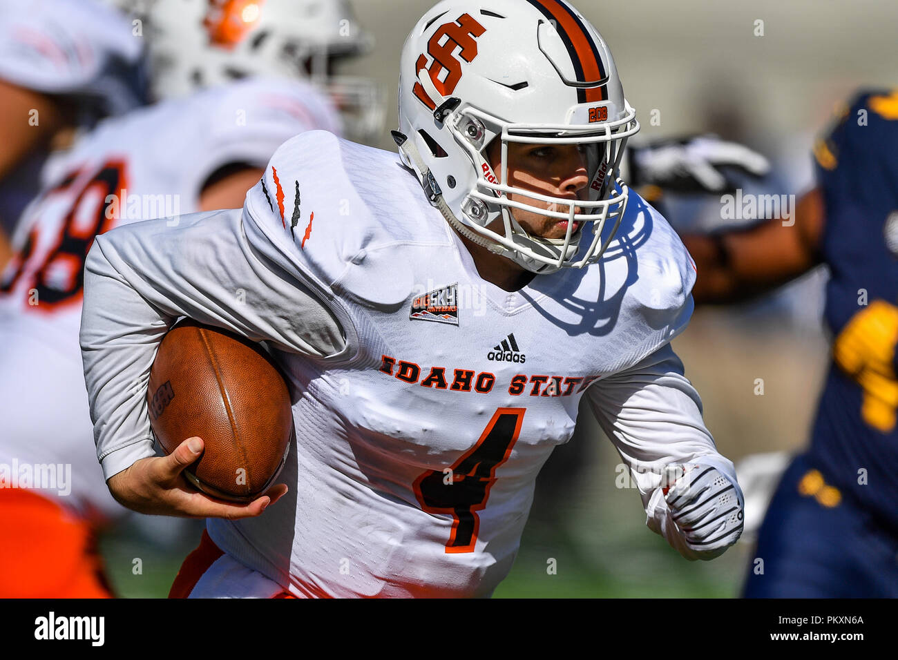 Berkeley, California, Stati Uniti d'America. Xv Sep, 2018. Stato di Idaho Bengals quarterback Tanner Gueller (4) viene eseguito durante il NCAA Football gioco tra la stato di Idaho Bengals e l'Università della California Berkeley Golden porta alla California Memorial Stadium di Berkeley, in California. Chris Brown/CSM/Alamy Live News Foto Stock