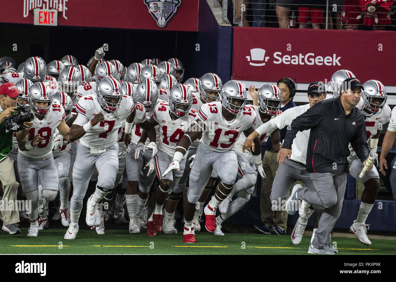 Arlington, Texas, Stati Uniti d'America. Xv Sep, 2018. La Ohio State football team entrare il campo Credit: Hoss McBain/ZUMA filo/Alamy Live News Foto Stock