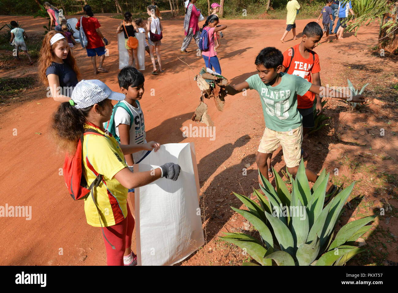 Auroville, India. Il 15 settembre 2018. Una grande partecipazione da parte di tutti i lati di Auroville nel mondo il giorno di pulizia. I bambini delle scuole al lavoro. La campagna in Auroville è stato programmato in modo collaborativo da Auroville Clean Up Gruppo, EcoService parliamo del cestino, Upcycling Studio e WasteLess. • I rifiuti raccolti e separati alla fonte in 3 categorie (bottiglie in PET, vetro e rifiuti misti) • Peso per categoria: bottiglie in PET = 37,1 chili, vetro = 699.3 chili e rifiuti misti = 1,247.4 chili Credito: Marco Saroldi/Alamy Live News Foto Stock