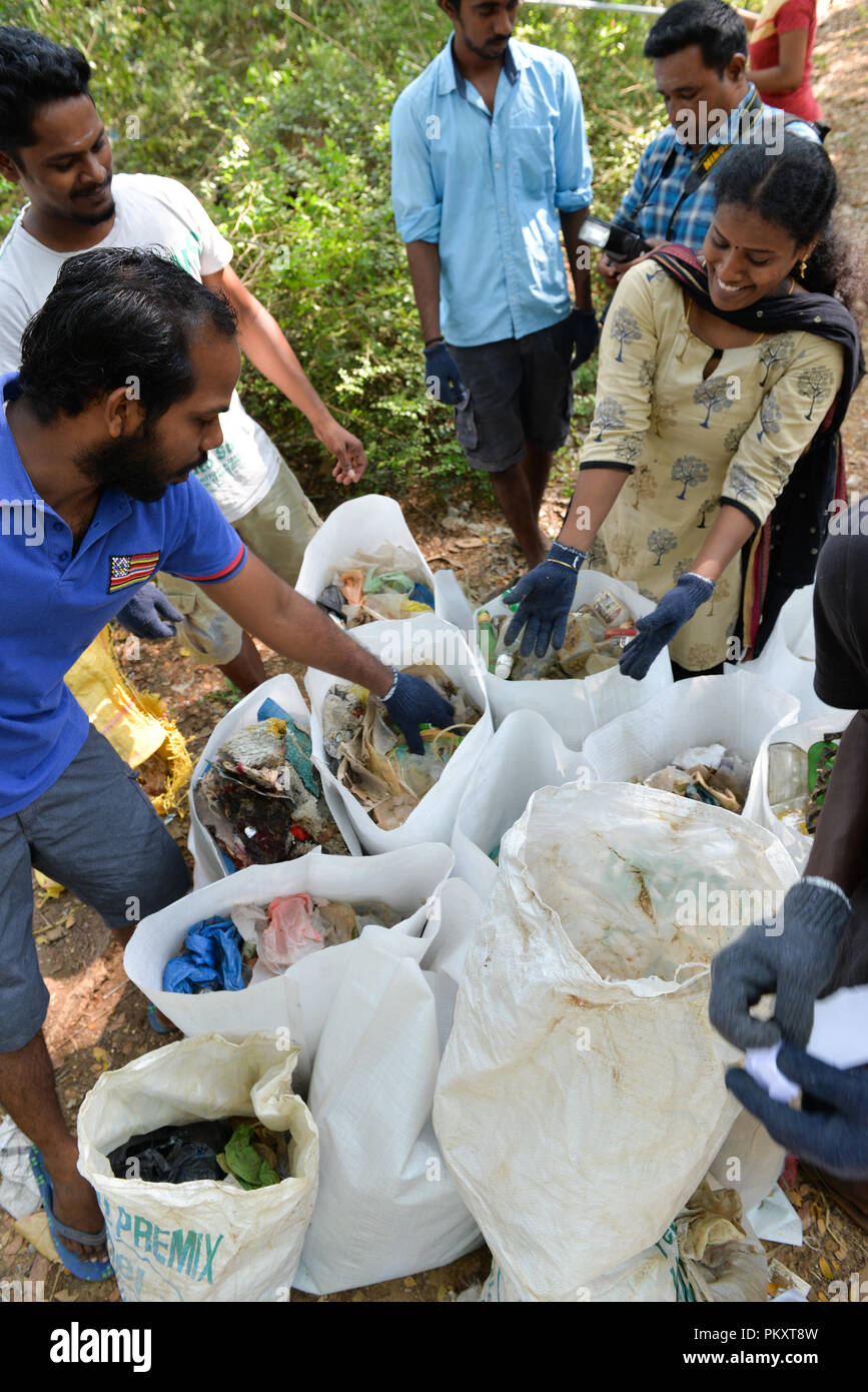 Auroville, India. Il 15 settembre 2018. Una grande partecipazione da parte di tutti i lati di Auroville nel mondo il giorno di pulizia. La campagna in Auroville è stato programmato in modo collaborativo da Auroville Clean Up Gruppo, EcoService parliamo del cestino, Upcycling Studio e WasteLess. • I rifiuti raccolti e separati alla fonte in 3 categorie (bottiglie in PET, vetro e rifiuti misti) • Peso per categoria: bottiglie in PET = 37,1 chili, vetro = 699.3 chili e rifiuti misti = 1,247.4 chili Credito: Marco Saroldi/Alamy Live News Foto Stock