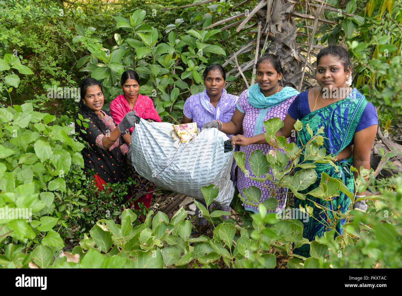 Auroville, India. Il 15 settembre 2018. Una grande partecipazione da parte di tutti i lati di Auroville nel mondo il giorno di pulizia. La campagna in Auroville è stato programmato in modo collaborativo da Auroville Clean Up Gruppo, EcoService parliamo del cestino, Upcycling Studio e WasteLess. • I rifiuti raccolti e separati alla fonte in 3 categorie (bottiglie in PET, vetro e rifiuti misti) • Peso per categoria: bottiglie in PET = 37,1 chili, vetro = 699.3 chili e rifiuti misti = 1,247.4 chili Credito: Marco Saroldi/Alamy Live News Foto Stock