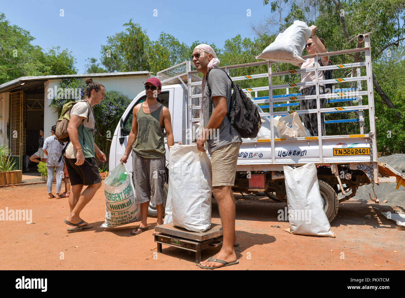 Auroville, India. Il 15 settembre 2018. Una grande partecipazione da parte di tutti i lati di Auroville nel mondo il giorno di pulizia. La campagna in Auroville è stato programmato in modo collaborativo da Auroville Clean Up Gruppo, EcoService parliamo del cestino, Upcycling Studio e WasteLess. • I rifiuti raccolti e separati alla fonte in 3 categorie (bottiglie in PET, vetro e rifiuti misti) • Peso per categoria: bottiglie in PET = 37,1 chili, vetro = 699.3 chili e rifiuti misti = 1,247.4 chili Credito: Marco Saroldi/Alamy Live News Foto Stock