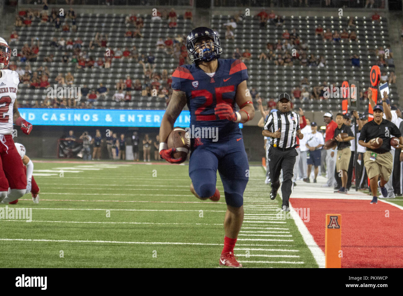 Tucson, Arizona, Stati Uniti. Xv Sep, 2018. L'Arizona running back ANTHONY MARISCAL (25) corre per un touchdown contro il sud dello Utah Sabato, Sett. 15, 2018 in Arizona Stadium di Tucson, Arizona. Arizona ha vinto 62-31 contro il sud dello Utah. Credito: Jeff Brown/ZUMA filo/Alamy Live News Foto Stock