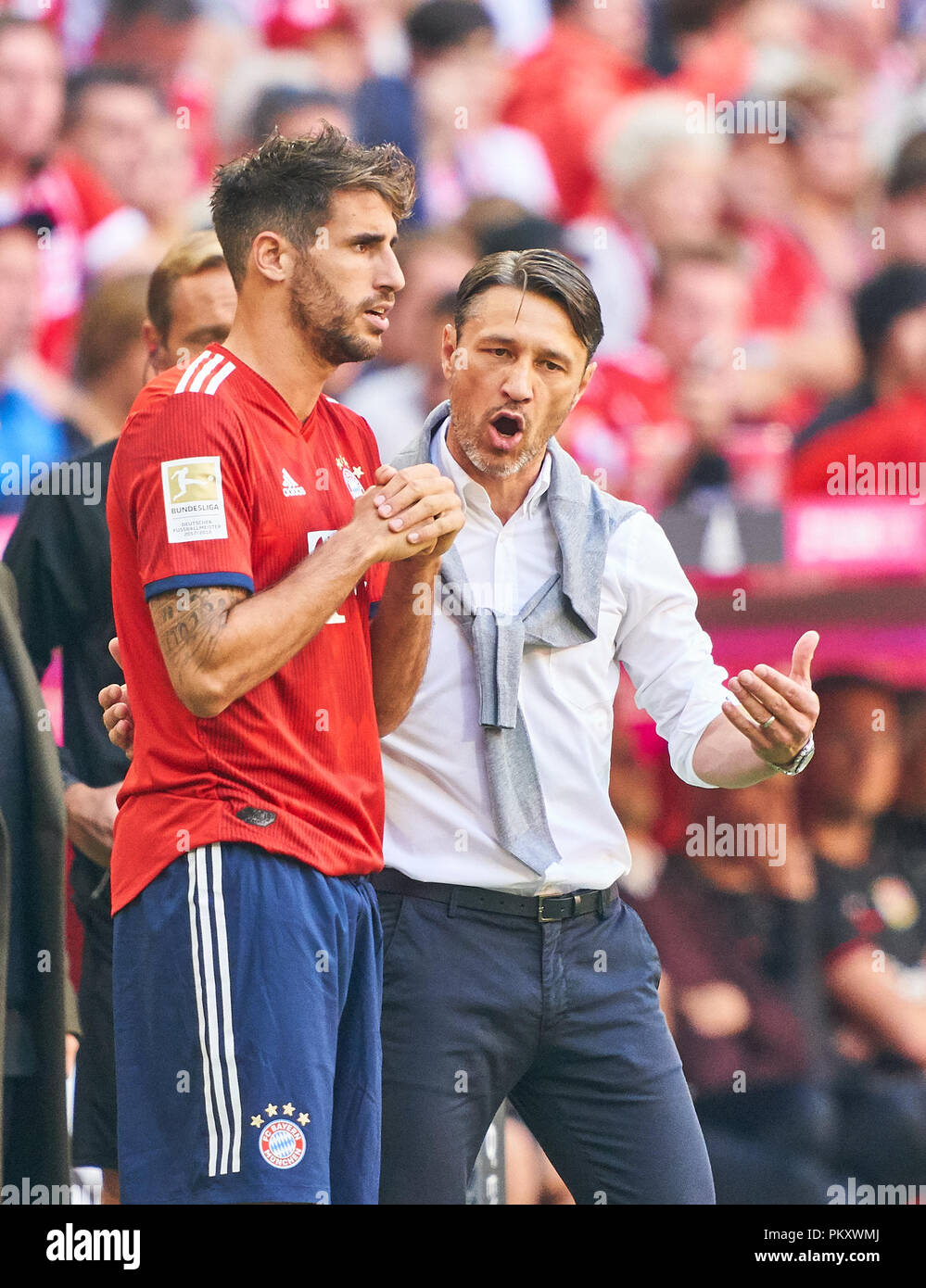 Monaco di Baviera, Germania. Il 15 settembre 2018. Head Coach Niko Kovac (FCB) Javi MARTINEZ, FCB 8 talk, discutere, sostengono, intrattenere, azione, dare istruzioni, FC Bayern Monaco - Bayer 04 Leverkusen 3-1 - DFL REGOLAMENTI VIETANO QUALSIASI USO DI FOTOGRAFIE come sequenze di immagini e/o quasi-VIDEO - 1.della Lega calcio tedesca , Monaco di Baviera, 15 settembre 2018, STAGIONE 2018/2019, giornata 4 © Peter Schatz / Alamy Live News Foto Stock