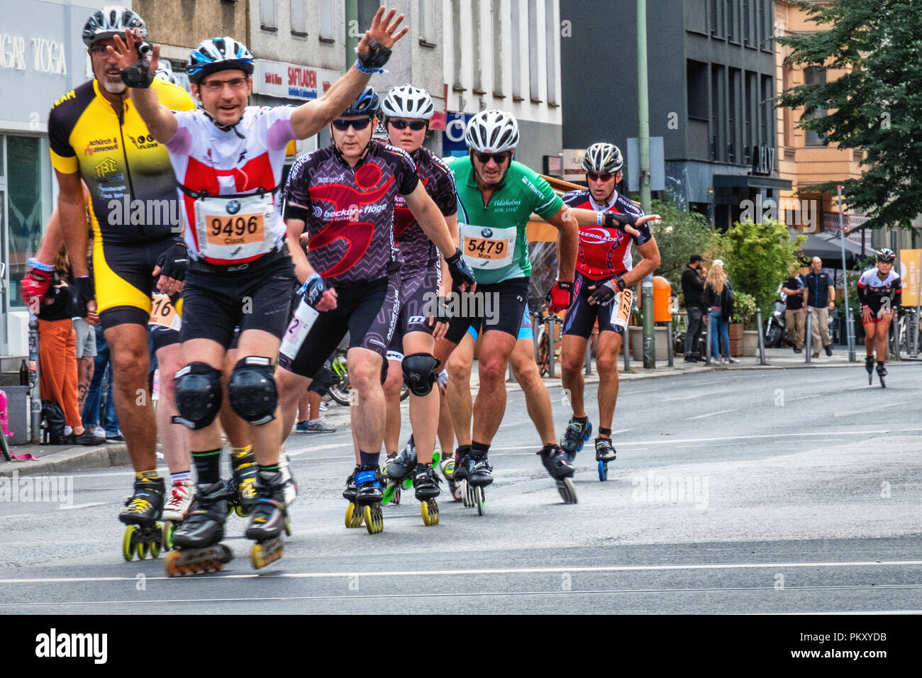 Berlino Germania, 15 settembre 2018. Annuale di Inline Skating Marathon. In linea pattinatori passano attraverso Rosenthaler Platz come hanno giocato in annuale di pattinaggio evento. La manifestazione è il Gran Finale del pattinaggio in linea stagione come i pattinatori partecipanti provenienti da 60 paesi di competere per il mondo e tedesco INLINE CUP: Credito Eden Breitz/Alamy Live News Foto Stock