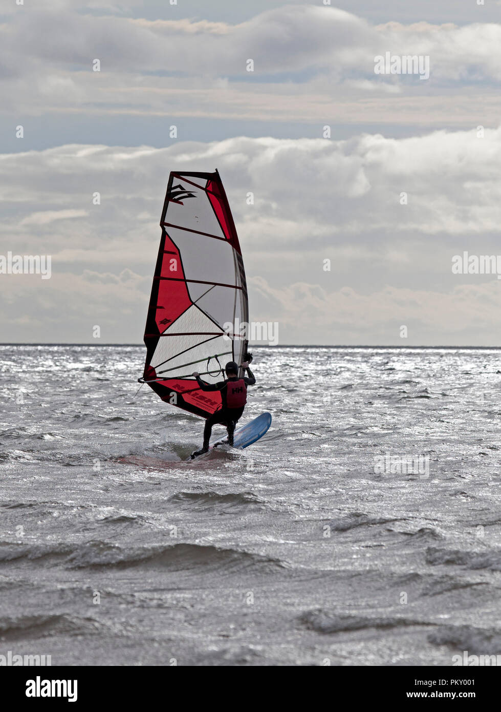 Monifeith, Tayside, Scozia, meteo, 16 settembre 2018, windsurfisti brave eccezionalmente forti venti fino a 40mph dopo una notte di pioggia torrenziale, sulle acque instabile del Firth of Tay con sun causando riflessioni interessanti sull'acqua. Foto Stock