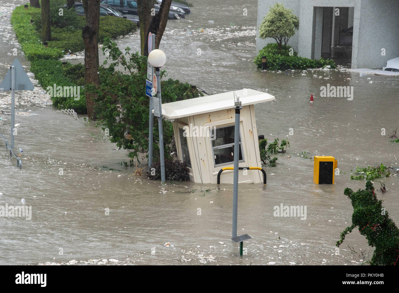 Hong Kong, Hong Kong, Cina. Xvi Sep, 2018. Inondati Heng Fa Chuen alloggiamento estate in Chai Wan.Hong Kong è sconvolto dalla peggior tempesta di l'anno, Typhoon Mangkhut. Avendo perso la velocità del vento mentre le Filippine, la super typhoon è stata riclassificata come gravi per il suo approccio a Hong Kong.con venti di 175 km/h l'Osservatorio di Hong Kong ha sollevato la massima T10 avviso 2 ore prima il tifone ha colpito. Credito: Jayne Russell/ZUMA filo/Alamy Live News Foto Stock