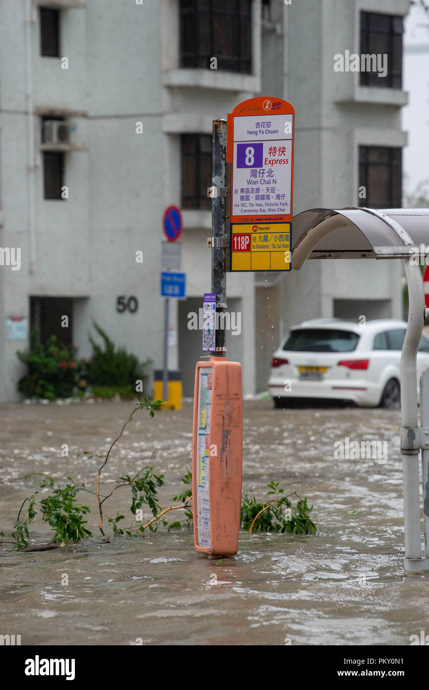 Hong Kong, Hong Kong, Cina. Xvi Sep, 2018. Inondati Heng Fa Chuen alloggiamento estate in Chai Wan.Hong Kong è sconvolto dalla peggior tempesta di l'anno, Typhoon Mangkhut. Avendo perso la velocità del vento mentre le Filippine, la super typhoon è stata riclassificata come gravi per il suo approccio a Hong Kong.con venti di 175 km/h l'Osservatorio di Hong Kong ha sollevato la massima T10 avviso 2 ore prima il tifone ha colpito. Credito: Jayne Russell/ZUMA filo/Alamy Live News Foto Stock