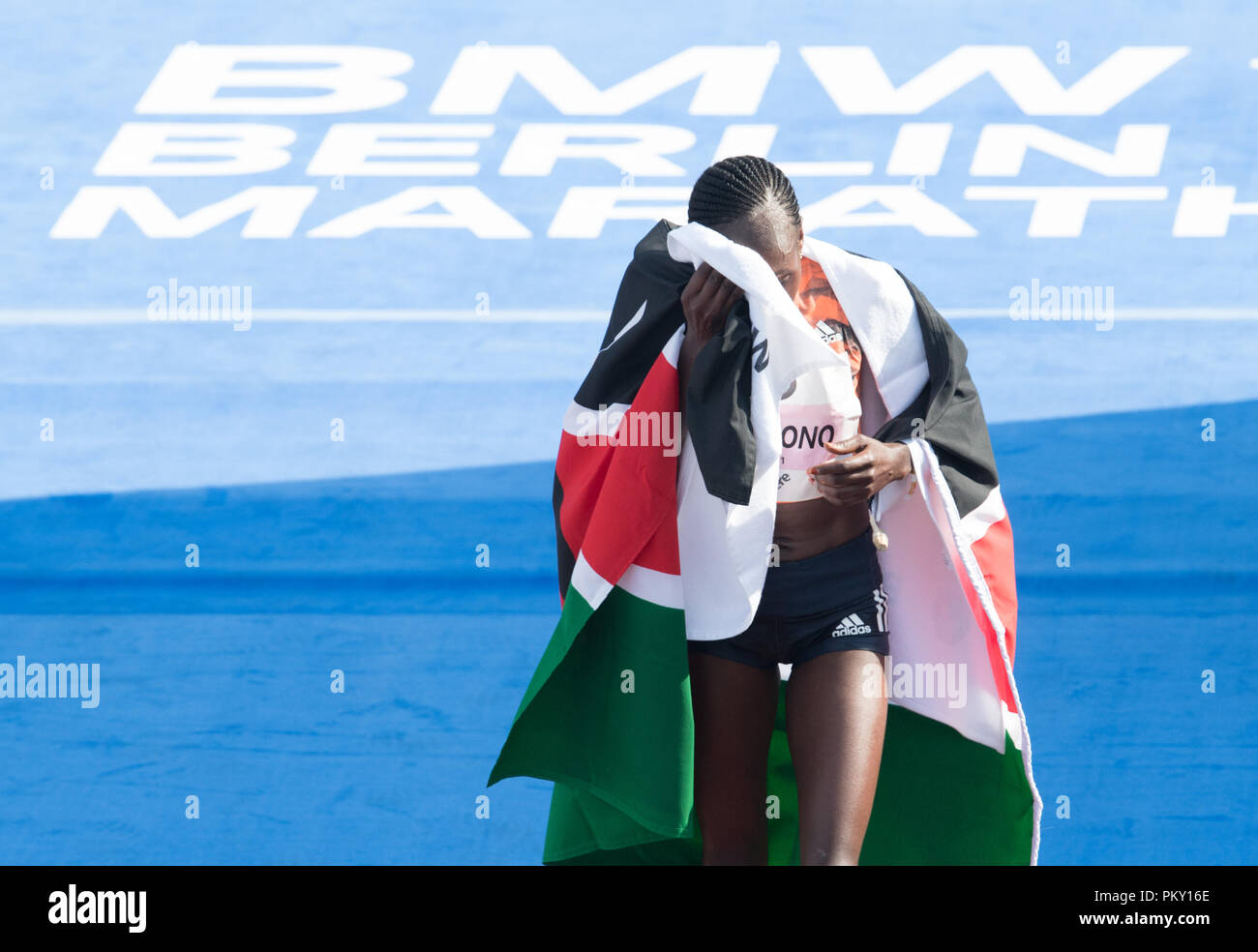 Berlino, Germania. Il 16 settembre 2018. Keniote Gladys Cherono è felice dopo la sua vittoria al quarantacinquesimo BMW Berlin Marathon. Lei ha definito il corso record con 2:18:11 ore. Credito: dpa picture alliance/Alamy Live News Foto Stock