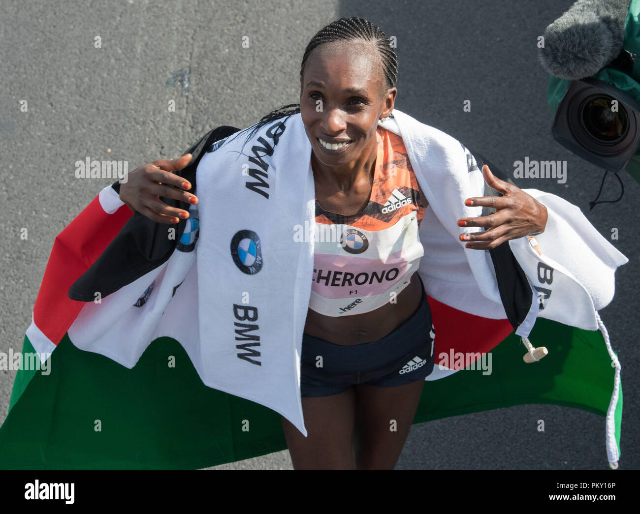 Berlino, Germania. Il 16 settembre 2018. Keniote Gladys Cherono è felice dopo la sua vittoria al quarantacinquesimo BMW Berlin Marathon. Lei ha definito il corso record con 2:18:11 ore. Credito: dpa picture alliance/Alamy Live News Foto Stock