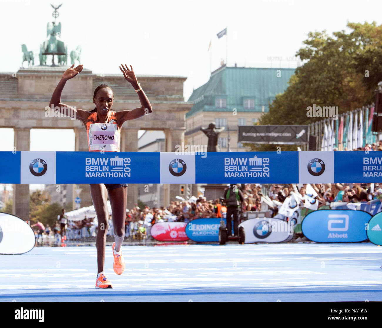 Berlino, Germania. Il 16 settembre 2018. Keniote Gladys Cherono vince il quarantacinquesimo BMW-Berlin-Marathon con un track record in 2:18:11 ore. Credito: dpa picture alliance/Alamy Live News Foto Stock