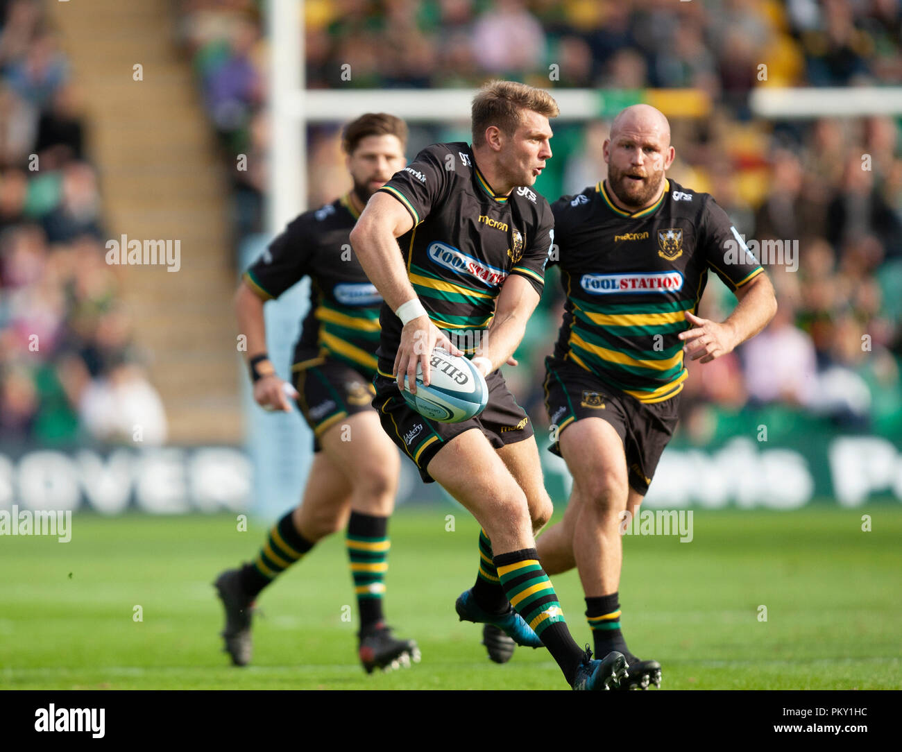 Northampton, Regno Unito. Il 15 settembre 2018. Dan Biggar di Northampton Santi corre con la palla durante la Premiership Gallagher round 3 match tra Northampton santi e saraceni al Franklin's Gardens. Andrew Taylor/Alamy Live News Foto Stock