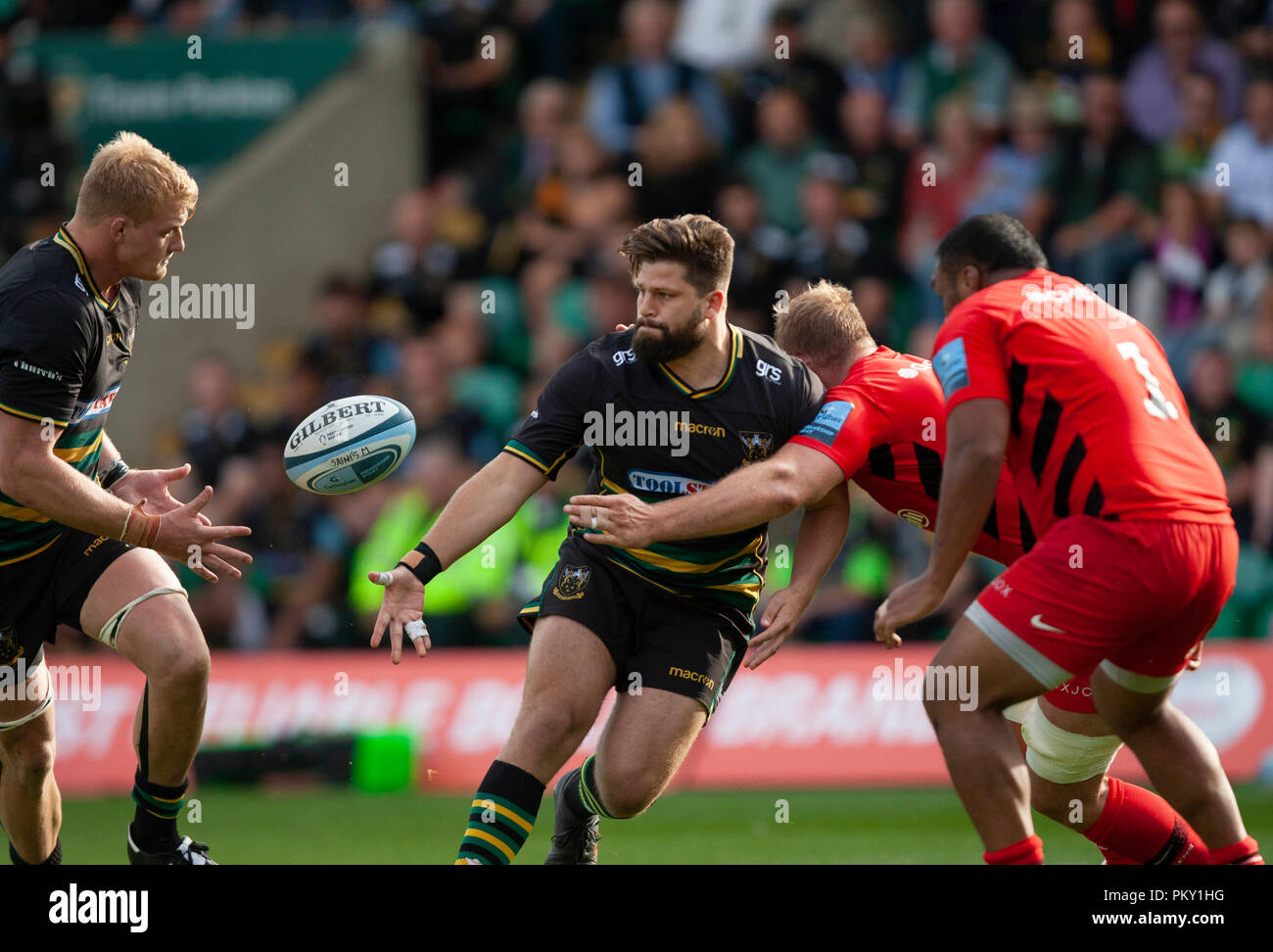 Northampton, Regno Unito. Il 15 settembre 2018. Francois Van Wyk di Northampton santi passa a David Ribbans durante la Premiership Gallagher round 3 match tra Northampton santi e saraceni al Franklin's Gardens. Andrew Taylor/Alamy Live News Foto Stock