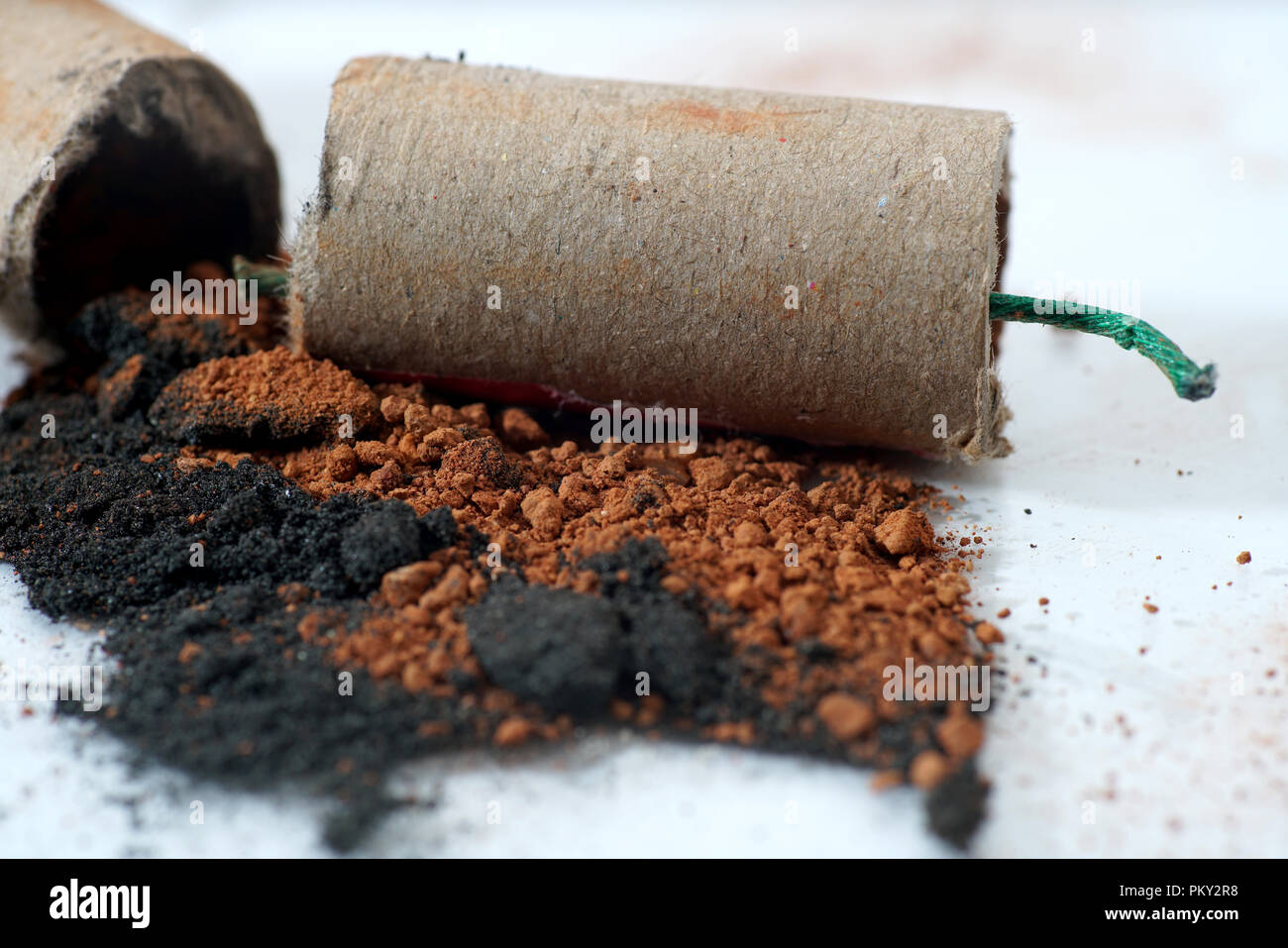 Contenuto di un corpo di fuochi d'artificio di travestimento e di polvere  nera Foto stock - Alamy