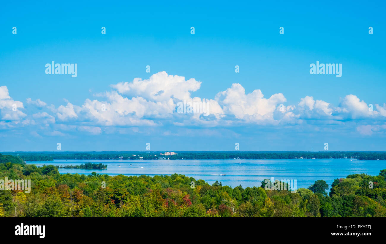 Fotografia del Lago Couchiching vicino a Orillia Ontario su un bel inizio autunno il giorno nel mese di settembre. Foto Stock