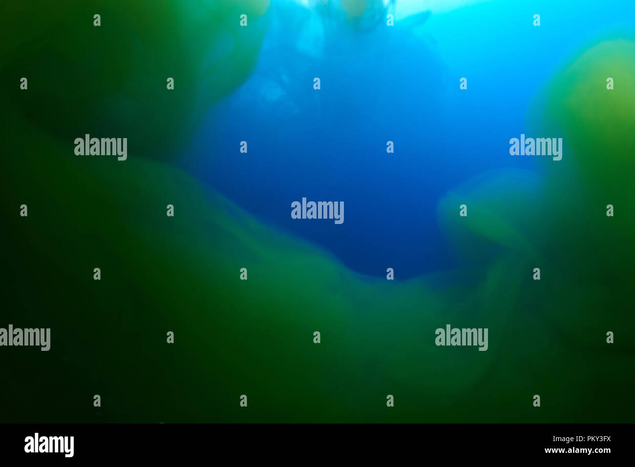 Il blu e il verde vernice ad acqua dello sfondo. Abstract inchiostro liquido pattern Foto Stock