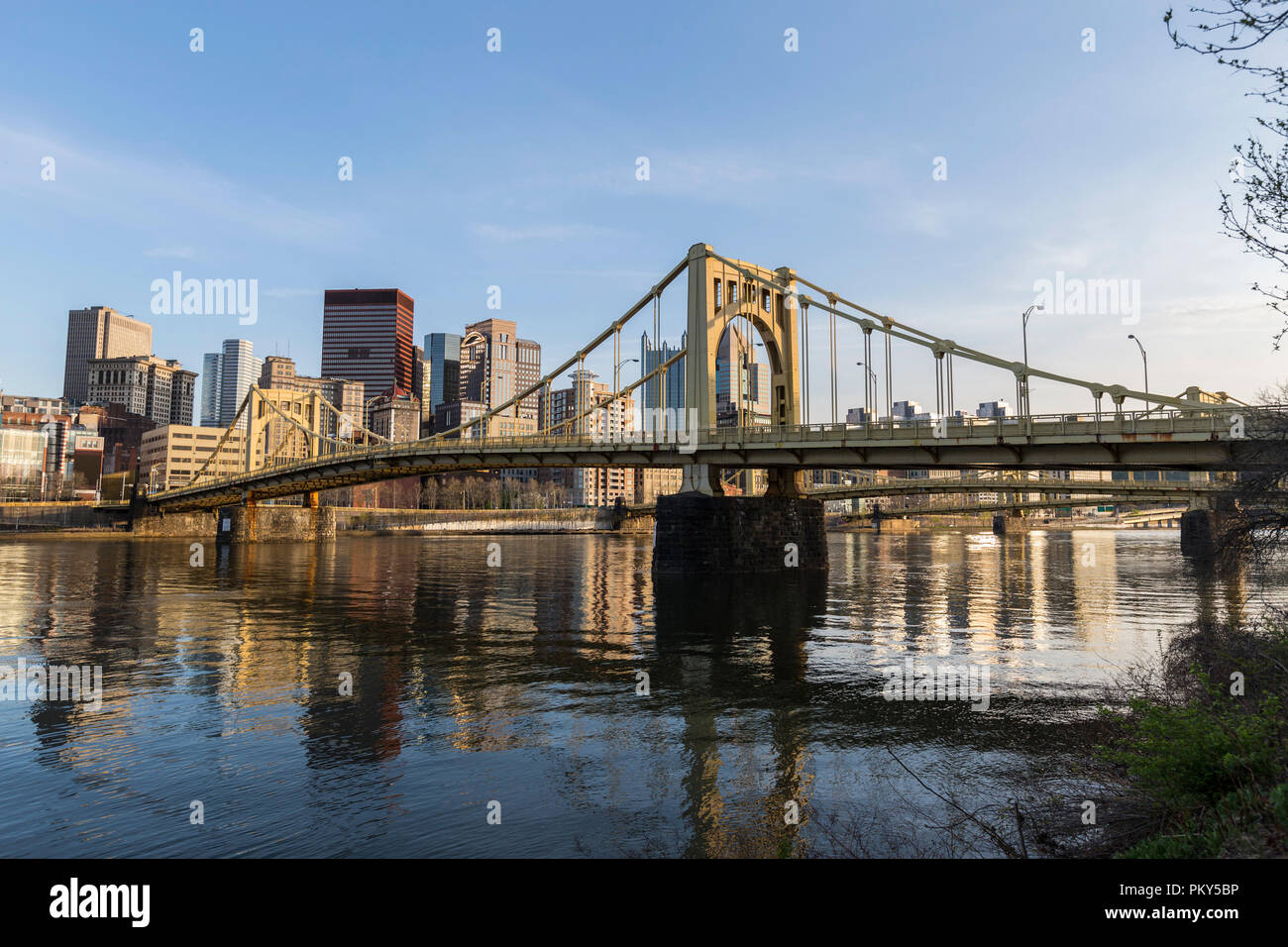 Urban waterfront e ponti che attraversano il fiume Allegheny nel centro di Pittsburgh, in Pennsylvania. Foto Stock