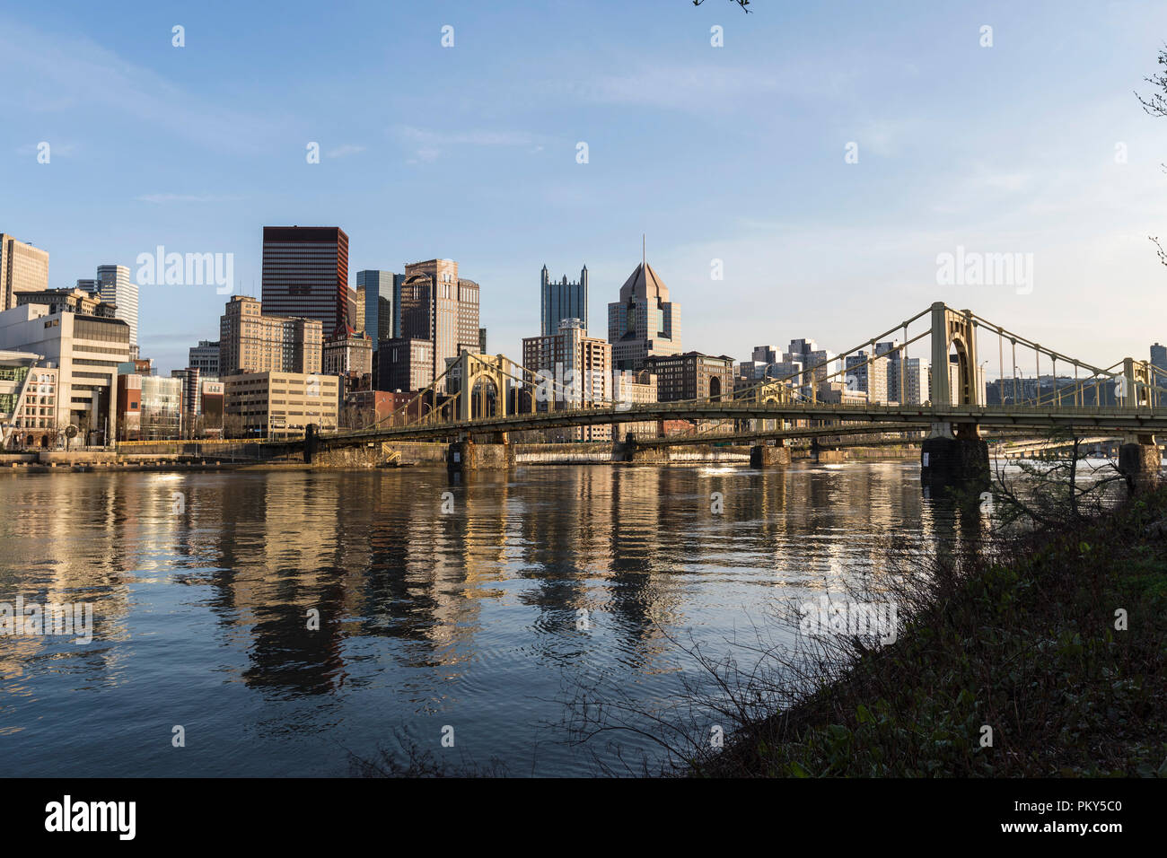 Downtown river waterfront e ponti che attraversano il fiume Allegheny di Pittsburgh, in Pennsylvania. Foto Stock