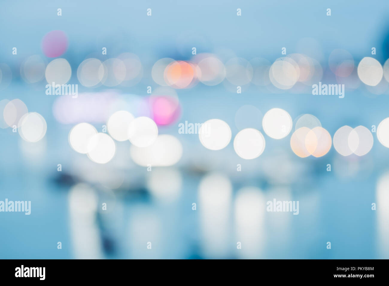 Abstract sfocata sullo sfondo di un edificio per uffici a porto di mare in serata,vita urbana Foto Stock