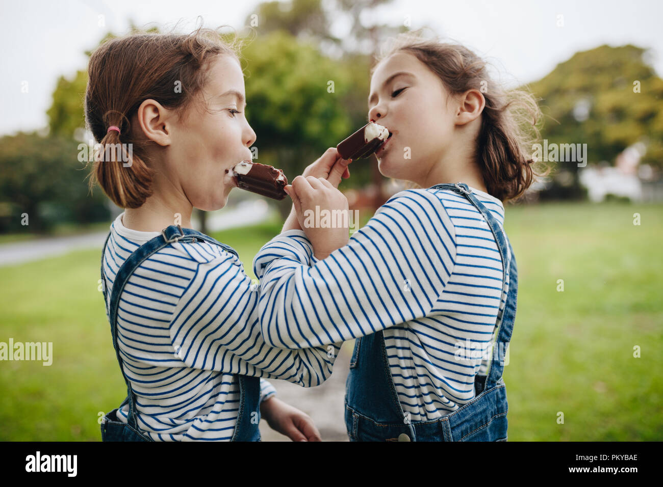 Due ragazze che si godono immagini e fotografie stock ad alta risoluzione -  Alamy