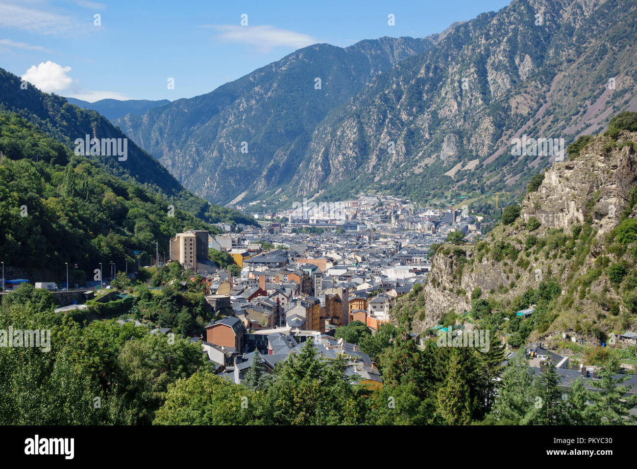 Andorra la Vella city, in una valle nel centro dei Pirenei Foto Stock