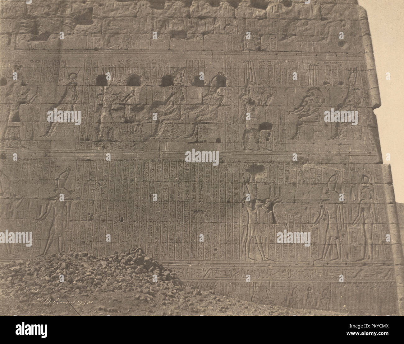 Edfu-Sculptures e iscrizioni sul fronte orientale. Data: 1854. Dimensioni: foglio (rifilato per immagine): 23,3 x 29,9 cm (9 3/16 x 11 3/4 in.) supporto: 47,4 x 61,9 cm (18 11/16 x 24 3/8 in.). Medio: carta salata la stampa dalla carta negativo. Museo: National Gallery of Art di Washington DC. Autore: John Beasley Greene. Foto Stock