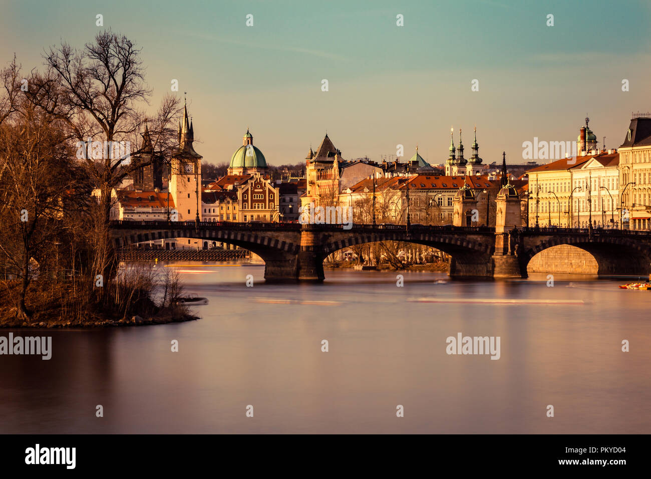 Panorama di Praga al tramonto, il golden colorato Argine della Moldova e la Legione Bridge Foto Stock