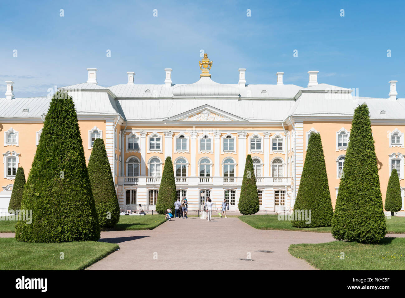 San Pietroburgo, Russia - 03 giugno, 2018: immagine orizzontale del grande palazzo e giardino frontale a Peterhof, un importante punto di riferimento della città di San Pietroburgo, Rus Foto Stock