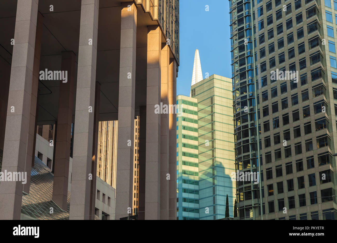 Strutture architettoniche di San Francisco ad alta sorge nel centro cittadino, California, Stati Uniti, su una mattina di sole. Foto Stock