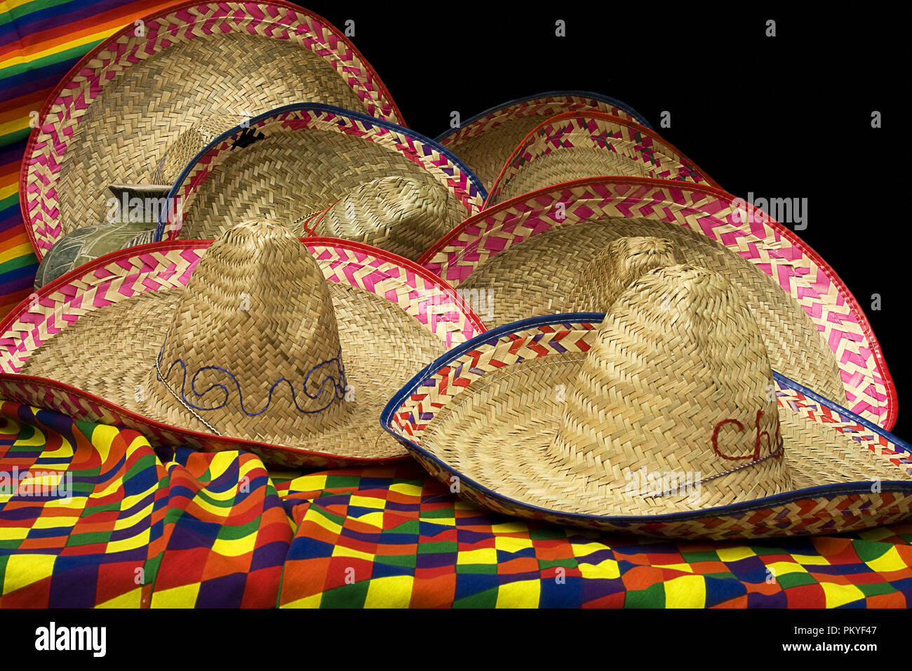 Immagini di oggetti messicani inclusi sombreros, ceste, fiori e ceramica. Foto Stock