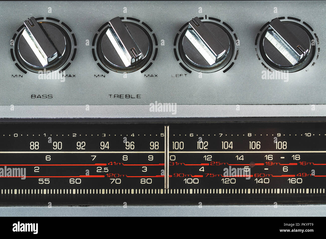 Anni ottanta argento retrò radio boom box su sfondo bianco. Foto Stock