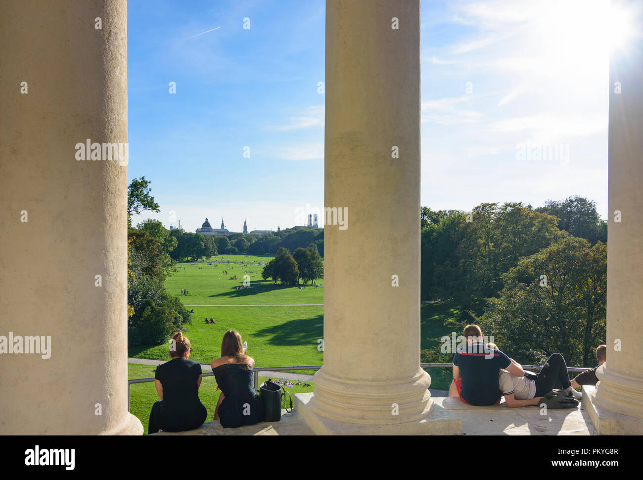 München Monaco di Baviera: Englischer Garten (giardino inglese), vista dal tempio Monopteros al centro della città, la gente seduta cercando, Oberbayern, Alta Baviera, Ba Foto Stock
