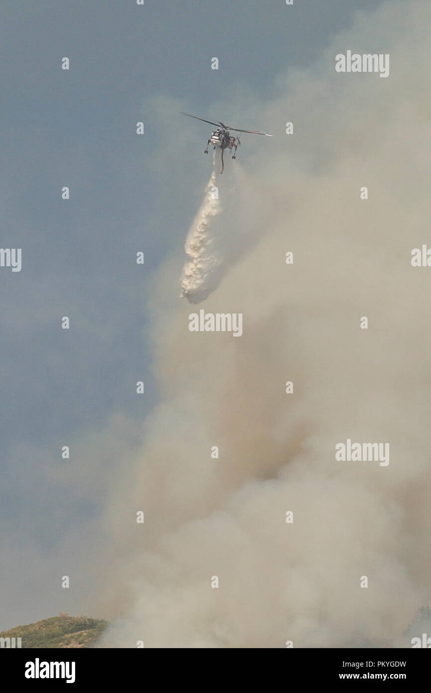 Forze combinate del Bureau of Land Management, U.S Forest Service e altri appaltatori lavorano instancabilmente per combattere il fuoco che ha bruciato in oltre 70.000 migliaia di acri di terra sett. 15, 2018 in Payson Canyon. Gli elicotteri sono stati utilizzati per aiutare il rallentamento del fulmine-ha causato incendi. (Esercito degli Stati Uniti foto di Staff Sgt. Nicolas A. Cloward) Foto Stock
