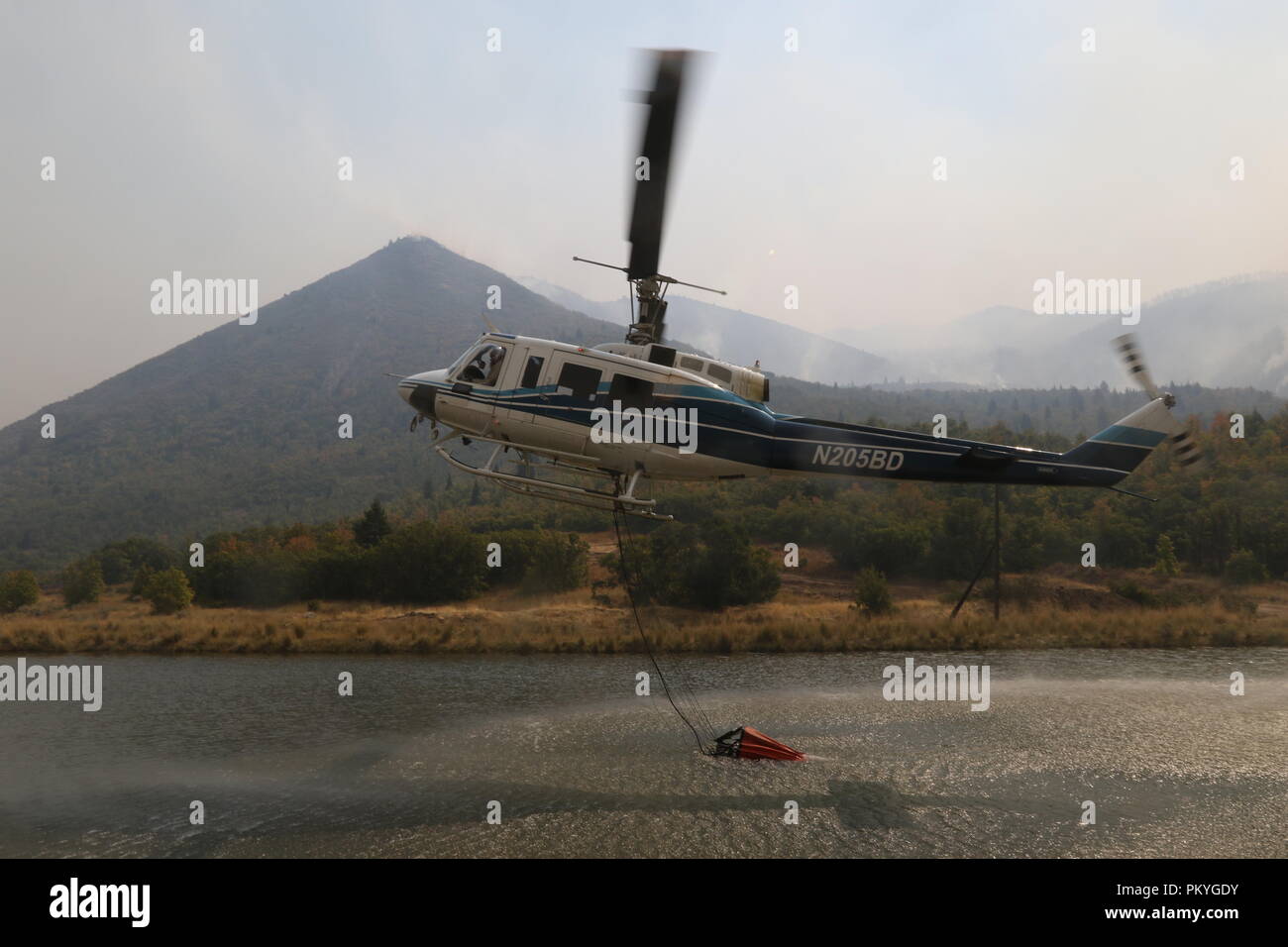 Forze combinate del Bureau of Land Management, U.S Forest Service e altri appaltatori lavorano instancabilmente per combattere il fuoco che ha bruciato in oltre 70.000 migliaia di acri di terra sett. 15, 2018 in Payson Canyon. Gli elicotteri sono stati utilizzati per aiutare il rallentamento del fulmine-ha causato incendi. (Esercito degli Stati Uniti foto di Staff Sgt. Nicolas A. Cloward) Foto Stock