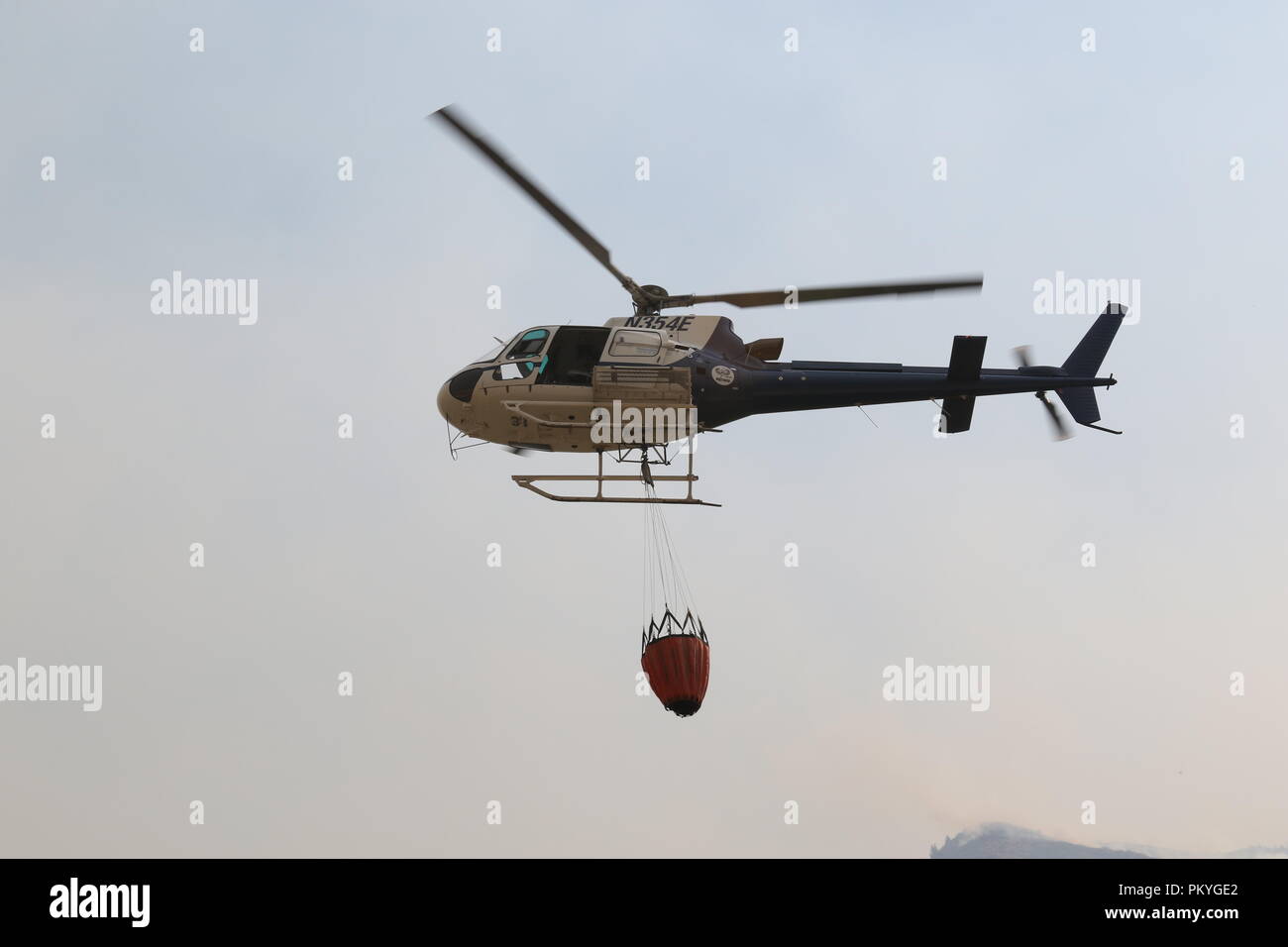 Forze combinate del Bureau of Land Management, U.S Forest Service e altri appaltatori lavorano instancabilmente per combattere il fuoco che ha bruciato in oltre 70.000 migliaia di acri di terra sett. 15, 2018 in Payson Canyon. Gli elicotteri sono stati utilizzati per aiutare il rallentamento del fulmine-ha causato incendi. (Esercito degli Stati Uniti foto di Staff Sgt. Nicolas A. Cloward) Foto Stock