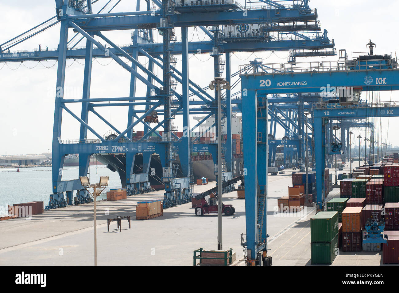 Il Damietta container terminal a Damietta, Egitto, situato 10 km ad ovest del fiume Nilo e 70 km ad ovest del canale di Suez, navi dando facile accesso al Mar Rosso e il mare Mediterraneo. Foto Stock