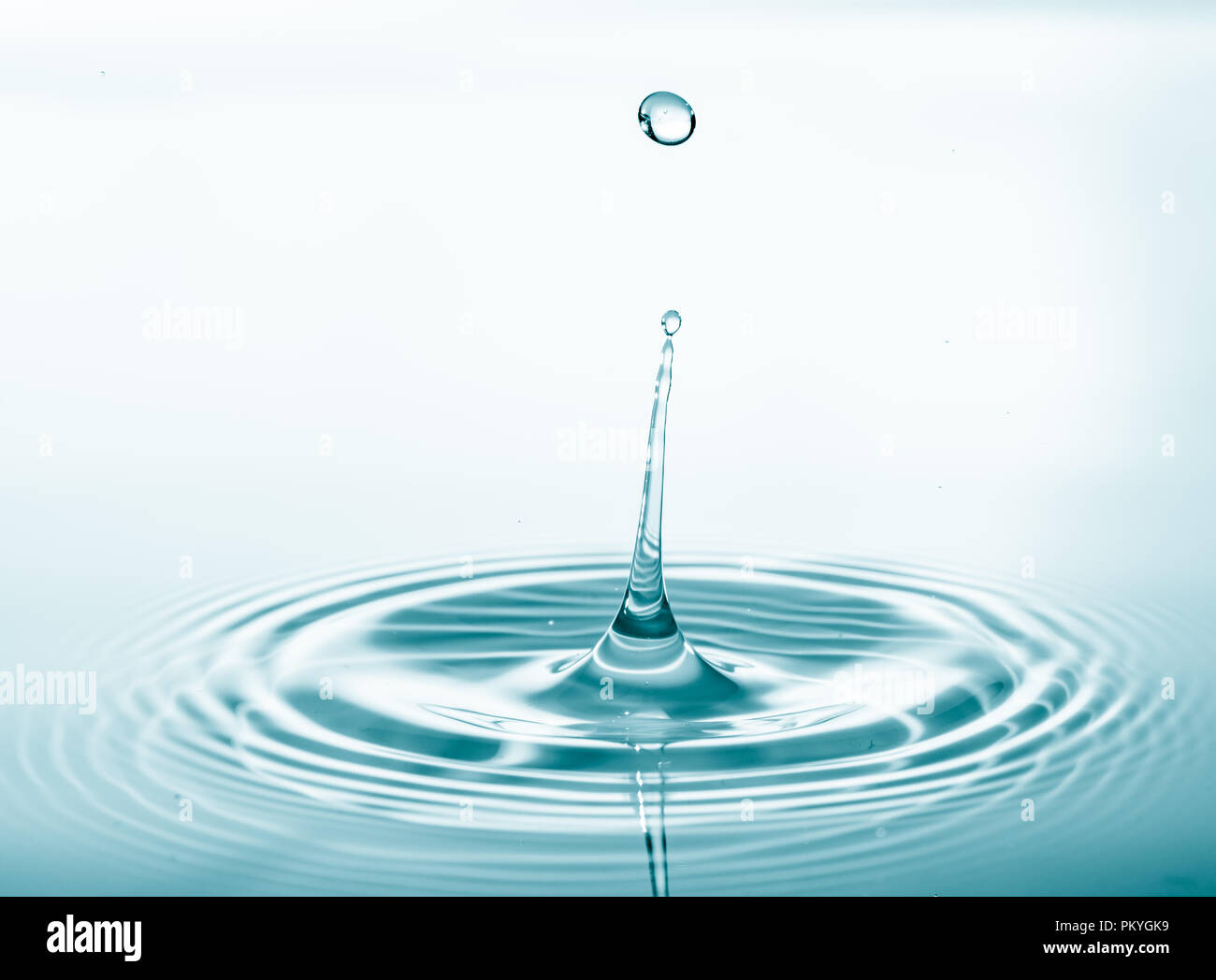 Acqua goccia caduta in acqua facendo una perfetta spruzzi di goccioline Foto Stock