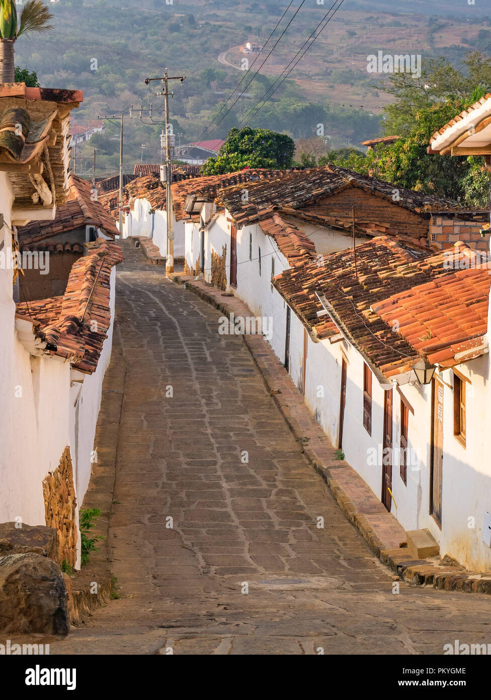Barichara, Colombia, Santander, strada coloniale con bianchi edifici storici Foto Stock