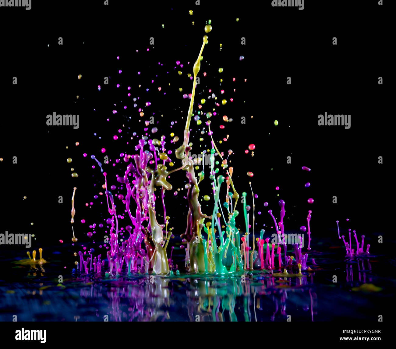 Sculture astratte di variopinti spruzzi di vernice. Dancing liquido su uno sfondo nero. Inchiostro spruzzi d'acqua. Esplosione di colori. Foto Stock