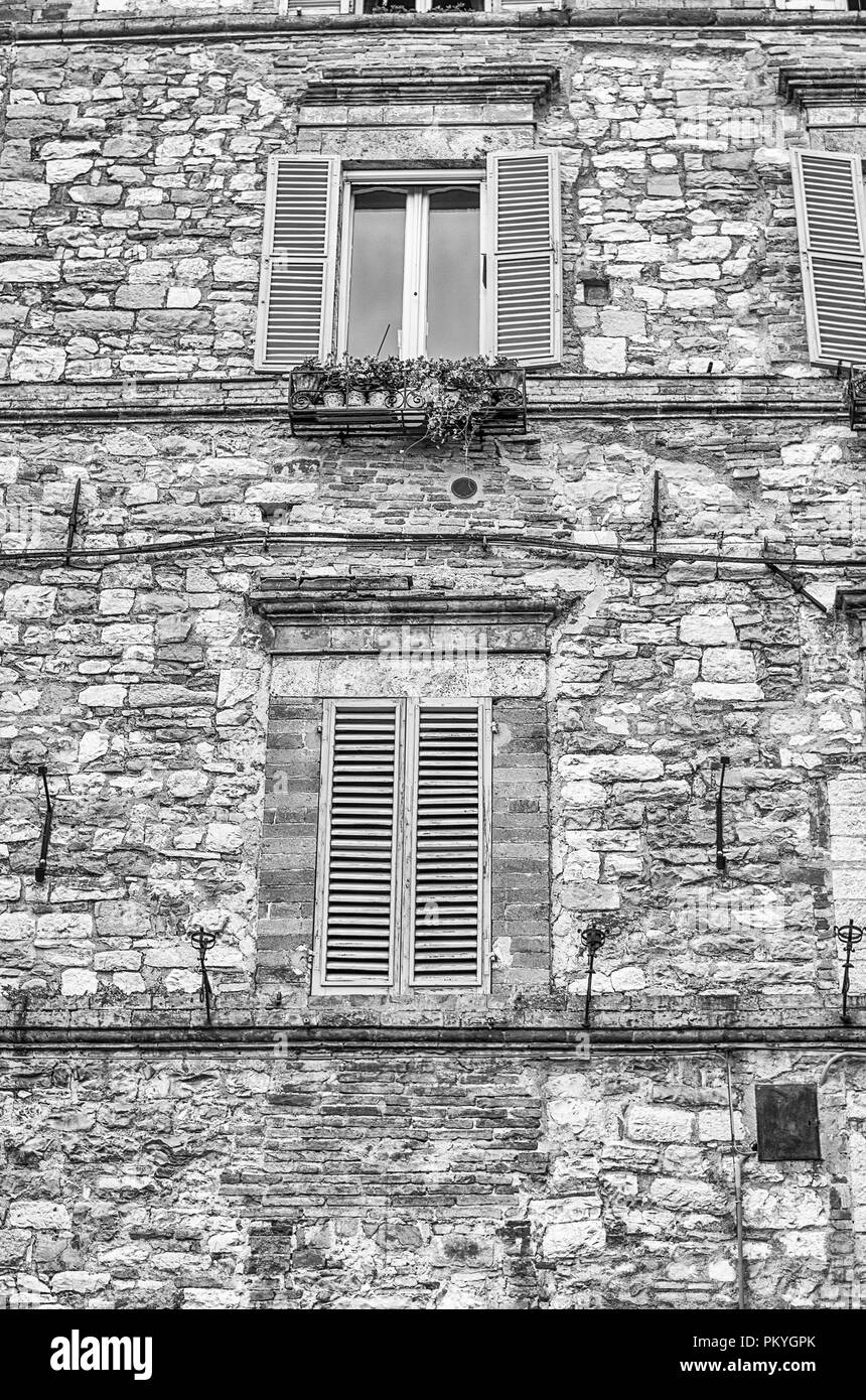 Edifici storici nel centro storico della città di Assisi, una delle più belle città medievali in Italia centrale Foto Stock
