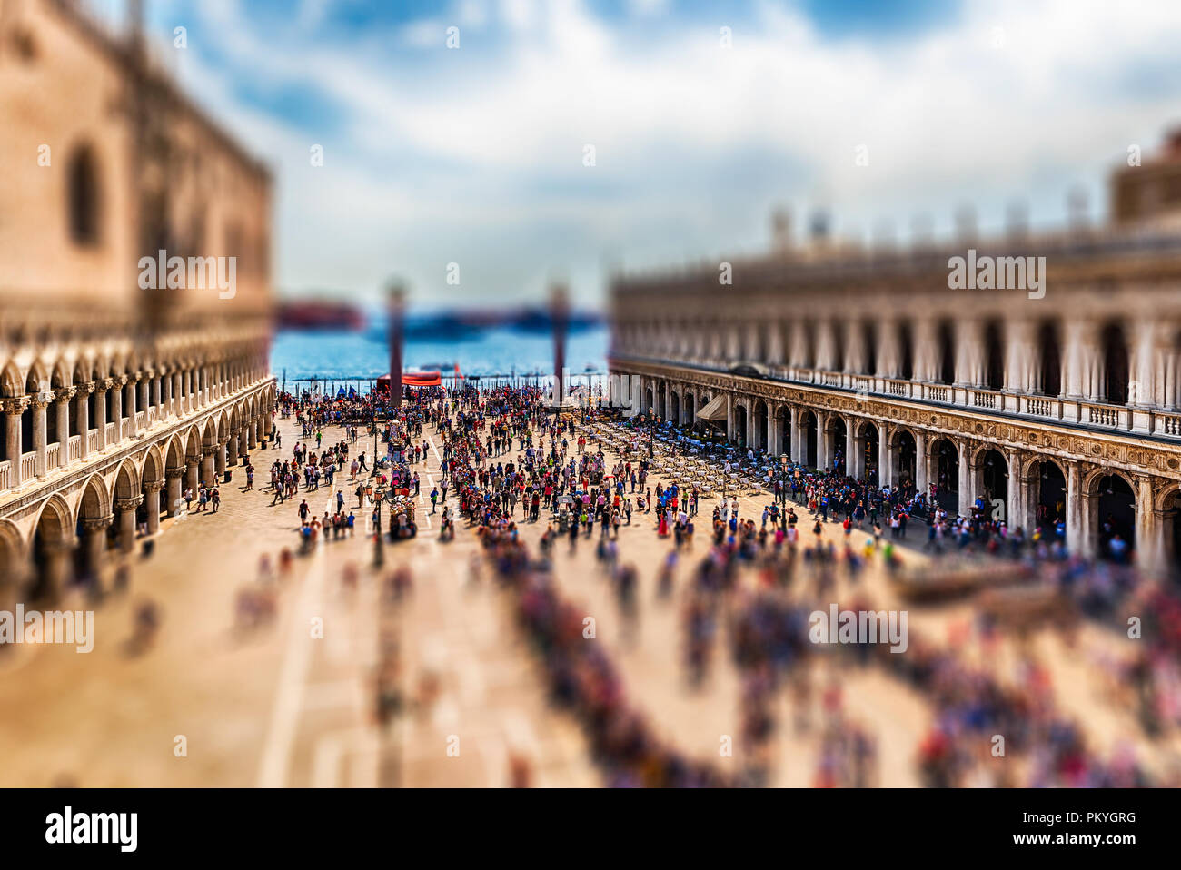 Vista aerea di turisti che visitano la mitica Piazza San Marco (St. Marco), Venezia, Italia. Tilt-shift effetto applicato Foto Stock