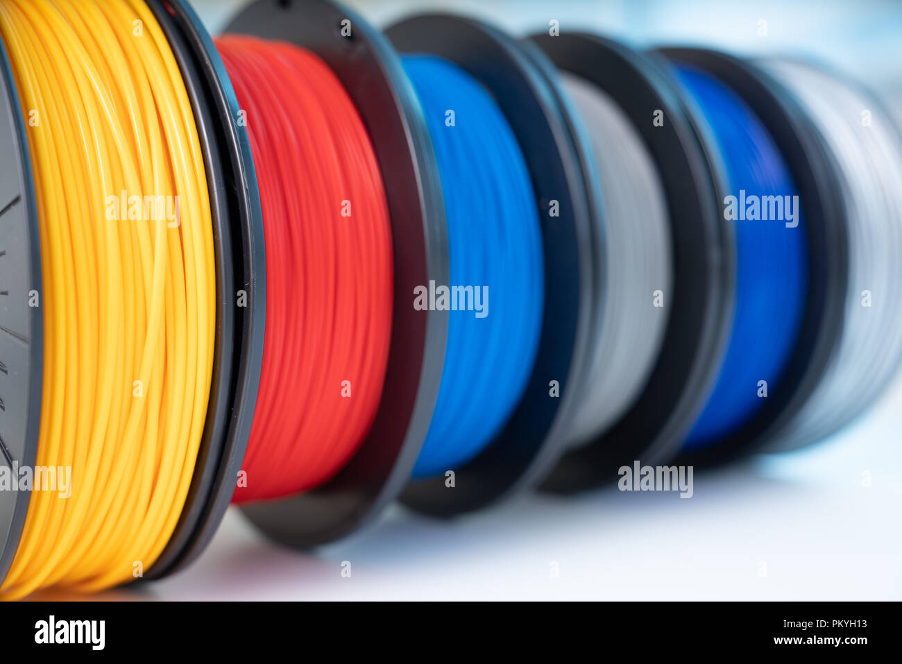 Colore PLA in plastica ABS e il filamento per la stampa su una stampante 3D  Foto stock - Alamy