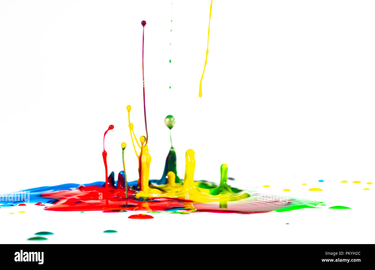 Schizzi di inchiostro a colori su sfondo bianco Foto Stock