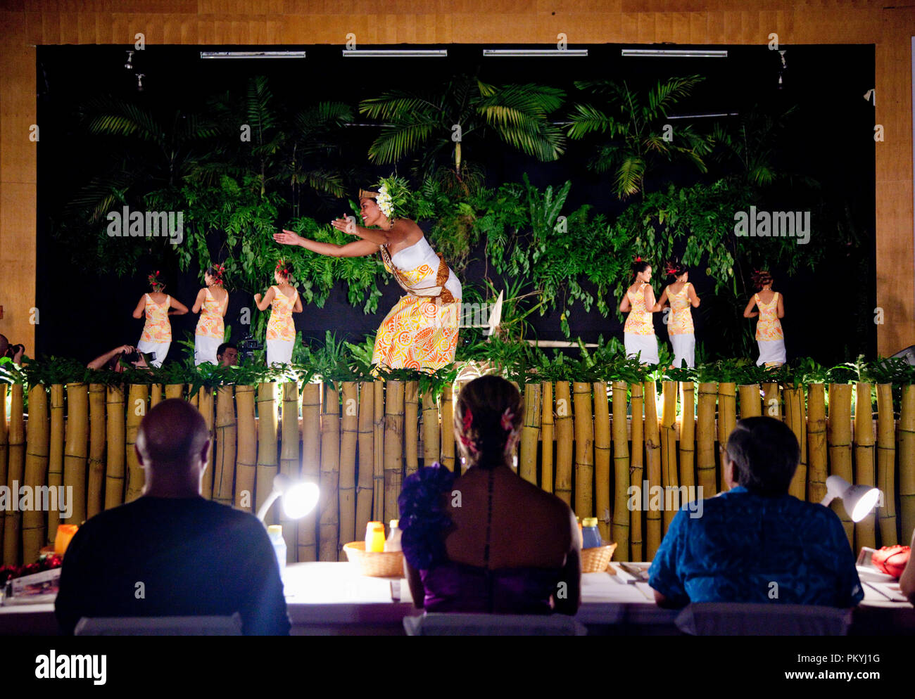 I giudici considerano concorrenti durante un segmento culturale del 2012 Miss Samoa Beauty Pageant. Foto Stock
