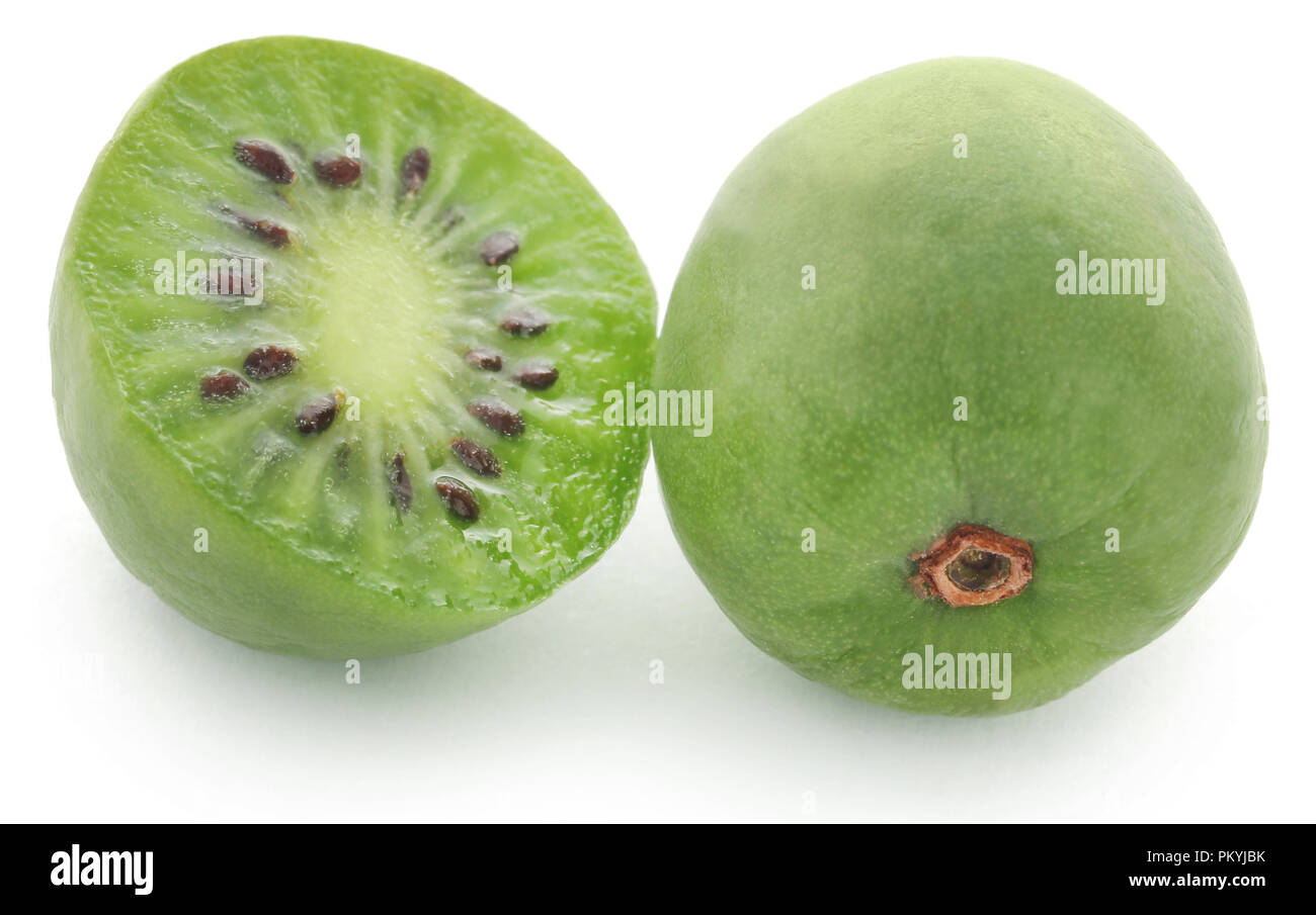 Actinidia arguta conosciuta come baby kiwi in Copenhagen, Danimarca Foto Stock